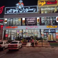 نیروی کار در کافه الماس واقع در مجتمع زیتون