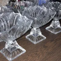 تعدادی ظروف شیشه ای