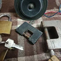 قفل کتابی و آویز ...|کلکسیون اشیاء عتیقه|اصفهان, آفاران|دیوار