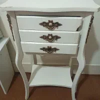 یک عددمیزتلفن به فروش میرسد