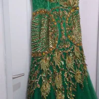 تعدادی لباس مجلس هرکدام ۱ بار پوشیده شدند .