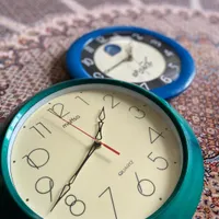 دو عدد ساعت دیواری تمیز