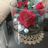 تنگ به همراه گل رز خارجی