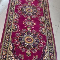 فرش کناره بنفش ۴ متری و پادری قرمز بیضی ماشینی