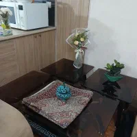 میز شیشه‌ای با پایه های استیل