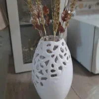 گلدان سرامیکی همراه با گل های مسی
