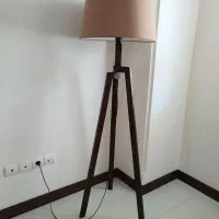 آباژور ایستاده پایه چوبی با شید کتان رنگ موکا