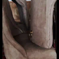 میز صندلی شیک و تمیز و چن قلم وسایل آشپزخانه.