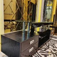 میز تلویزیون مدرن مشکی چرم با شیشه و پایه استیل