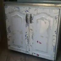 کابینت فلزی سالم و تمیز ودو عدد چوب لباسی ایستاده