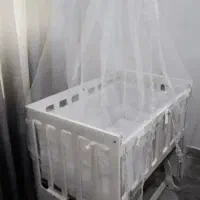 تخت و گهواره کنار تخت مادر