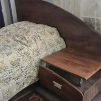 تخت و تشک و میز تحریر