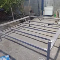 تخت اهنی محکم وزخیم