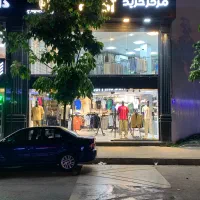 فروشنده آقا یا خانم در مرکز خرید آکو