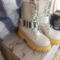 چکمه سفید