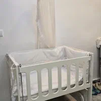 تخت کنار مادر سفید