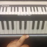میدی کنترلر Alesis Qmini