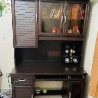 کتابخانه و میز تحریر و کامپیوتر