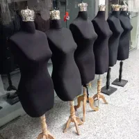 بعلت جمع آوری مغازه تعدادی مانکن تاج دار
