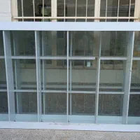 دو عدد ویترین مغازه ومقداری وسایل