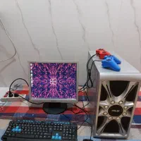 مانیتور در حد نو و موس و کیبورد و دسته بازی