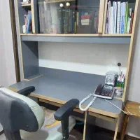 کتابخانه و میز تحریر با صندلی چرخدار