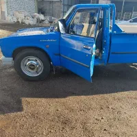 راننده نیسان در سنگ فروشی