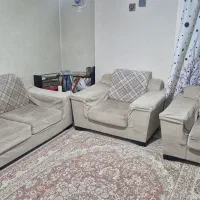 مبل ۴ نفره کرم رنگ به همراه میز وسط و گوشه|مبلمان خانگی و میز عسلی|تهران, مجیدیه|دیوار