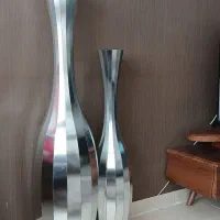 گلدان زیبا کنار سالنی