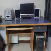 کامپیوتر و میز کامپیوتر