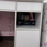 میز تحریر به همراه دو شلف دیواری