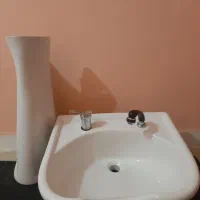 سرشور نو با شیرآلات استفاده نشده