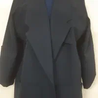 خیاط تکمیل دوزخانم داخل کارگاه