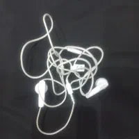 هندزفری سیمی. ساده