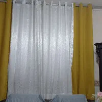 یک عدد پرده با کنار پرده