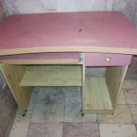 یک عدد میز تحریر و کامپیوتر