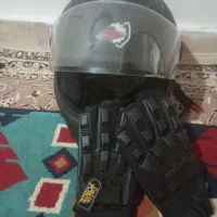 کلاه کاسکت و دستکش