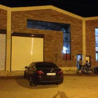 کارگر اقا جهت مونتاژ تجهیزات پزشکی