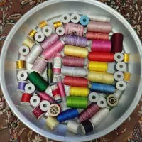 مقداری قرقره گلدوزی قدیمی بفروش میرسد