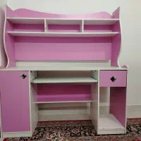 میز تحریر و کامپیوتر