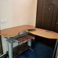 میز تحریر و کامپیوتر