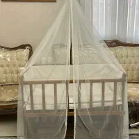 تخت کنار مادر گهواره