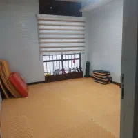 تعدادی لوازم باشگاهی و صندلی و تخت ماساژ