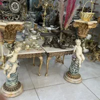 میز ومجسمه کنار سالنی شیک
