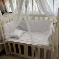 تخت کنار مادر