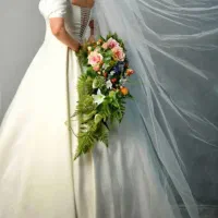 لباس عروس و دسته گل مصنوعی