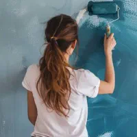 استخدام نیروی خانم برای رنگ آمیزی ساختمان