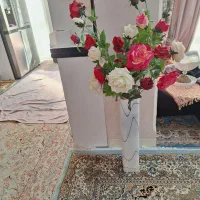 پنج شاخه گل رزبه همراه گلدان