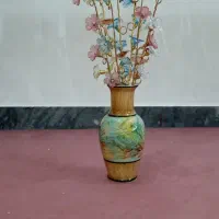 گلدان با گل‌های شیشه‌ای