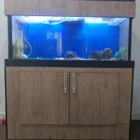 آکواریوم بزرگ به همراه کمد